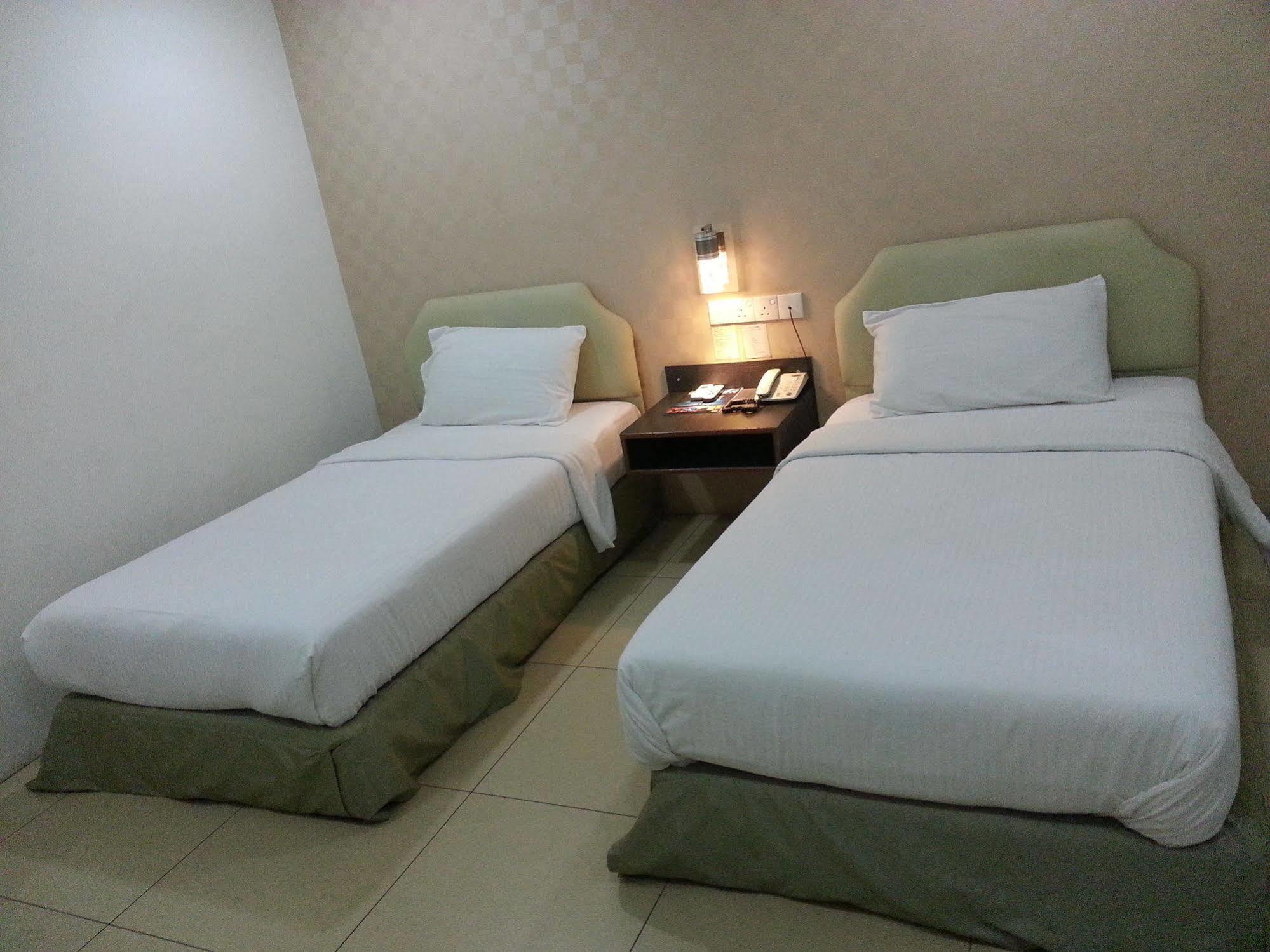 Hotel Avenue Куантан Екстериор снимка