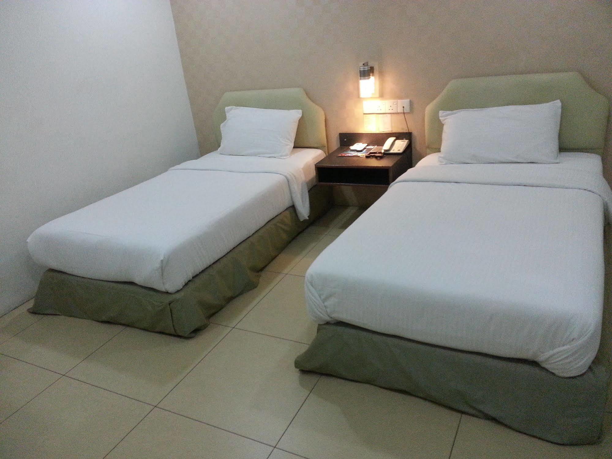Hotel Avenue Куантан Екстериор снимка