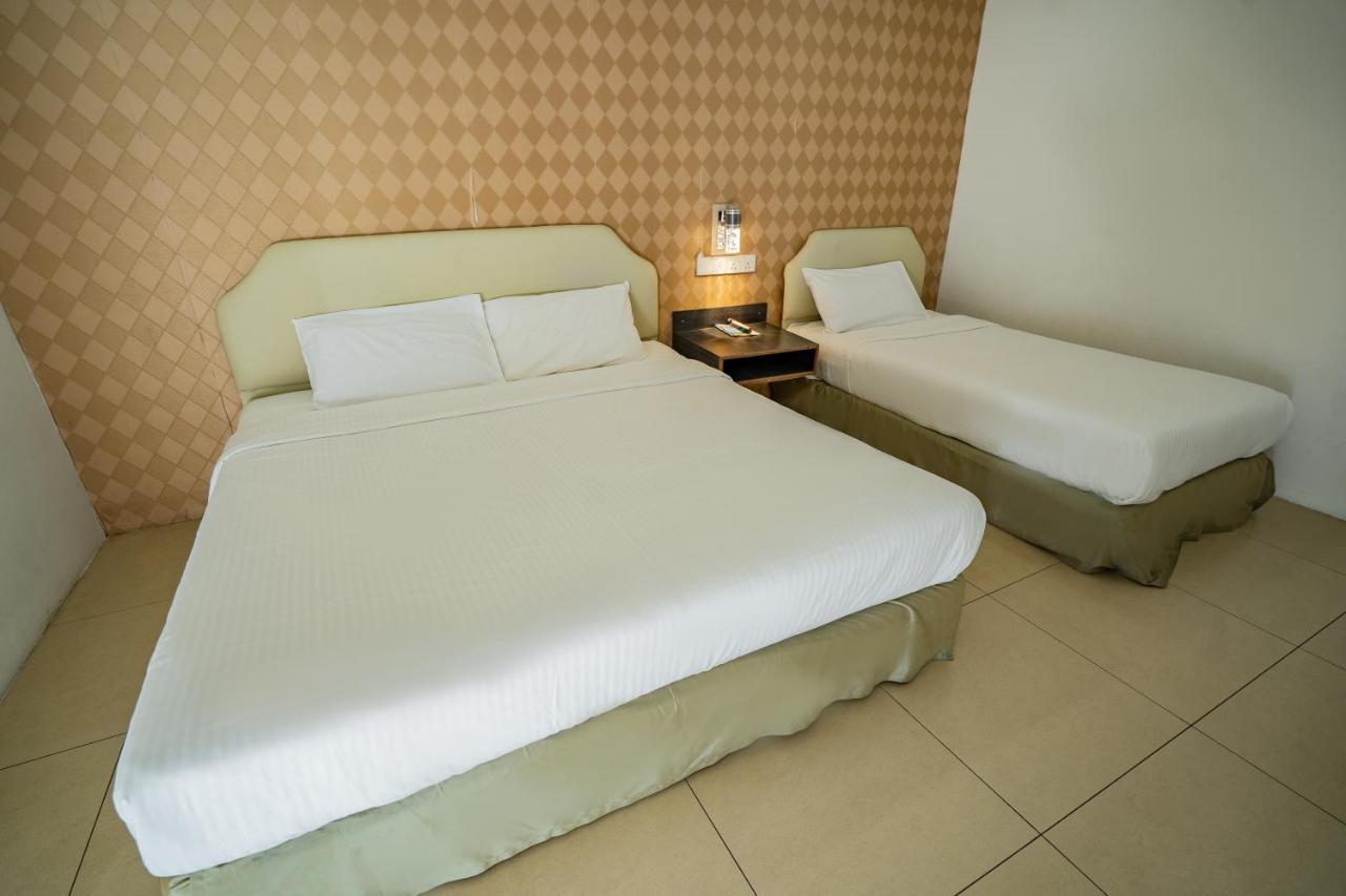 Hotel Avenue Куантан Екстериор снимка
