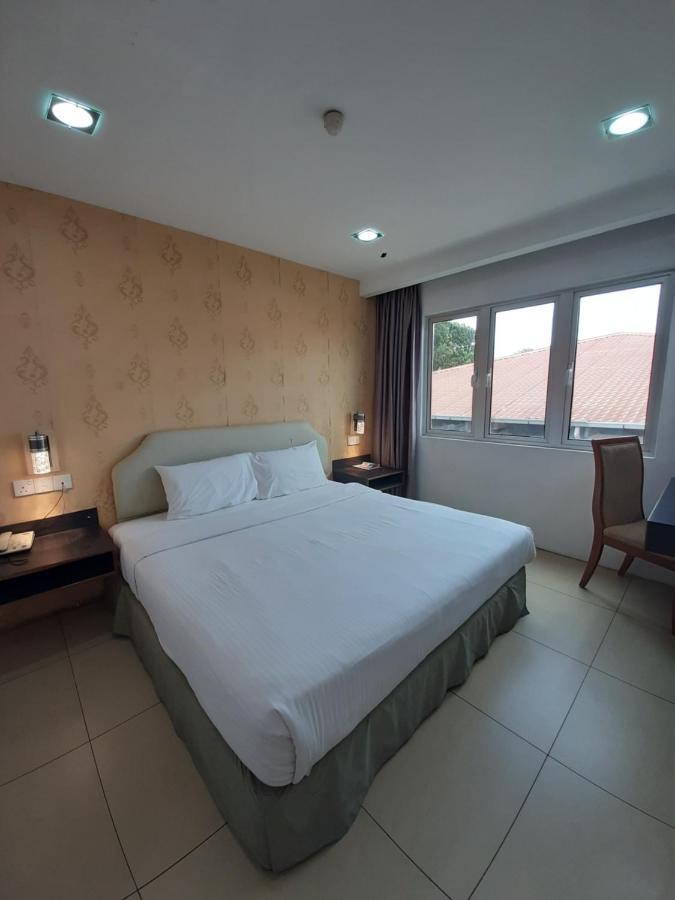 Hotel Avenue Куантан Екстериор снимка